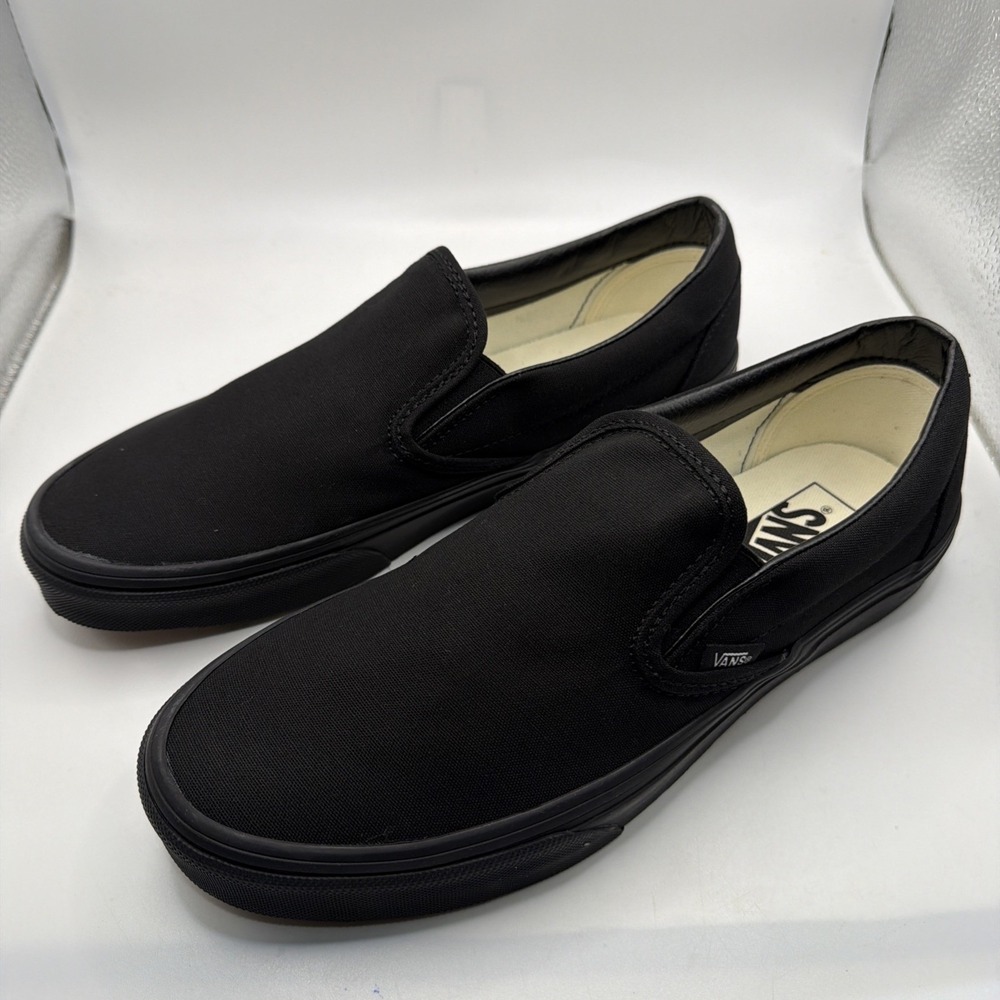 Vans  Unisex Adult Classic SlipOn Shoes In Black/Black. Men's 6.5,Women's 8